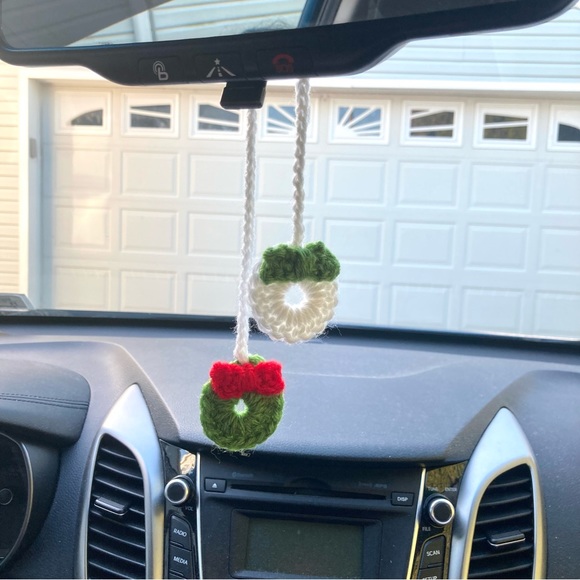 NEW Crochet Green Red & White Holiday Christmas Wreath Car Mirror Accessory - Picture 3 of 3